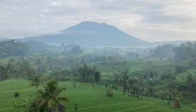 Mont Agung ou Mont Meru, axes du Monde 